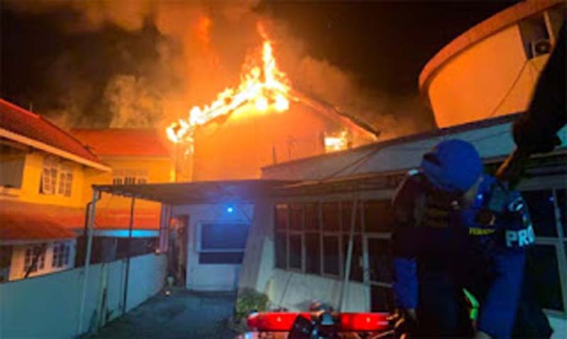 Kebakaran hebat di Kompleks Perkantoran, di Sawahan, Padang