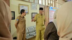 Gubernur Sumbar Mahyeldi Ansharullah saat meninjau langsung proses SPMB.