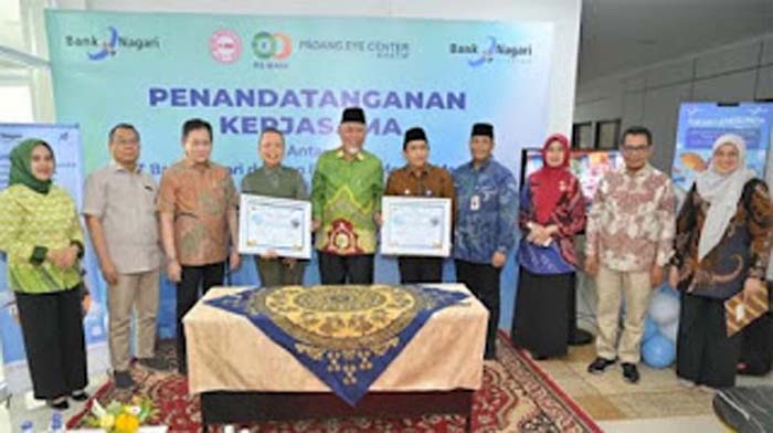Gubernur Sumbar, Mahyeldi Ansharullah, menyaksikan penandatanganan nota kesepahaman MoU.