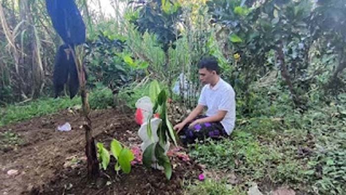 Ahmad Dani, kakak siswa SMP di Lumajang yang diduga menjadi korban perundungan saat ziarah ke makam korban.