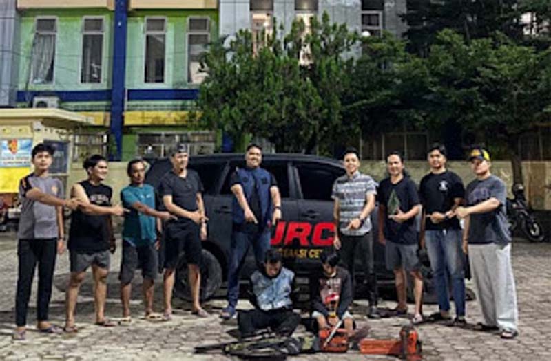 Tersangka saat diamankan Polres Pessel