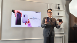 MX Product Marketing Senior Manager Samsung Ilham Indrawan memamerkan lini Galaxy Z Fold8 Ultra dan Galaxy Z Flip8.