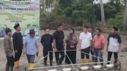 Wakil Gubernur Sumbar Vasko Ruseimy menghadiri penanaman perdana benih padi.