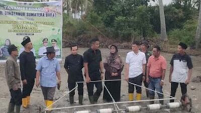 Wakil Gubernur Sumbar Vasko Ruseimy menghadiri penanaman perdana benih padi.