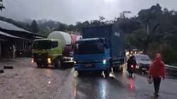 Truk Patah As di Bukit Subang, Jalur Solok–Padang Macet Panjang pada Sabtu Sore.
