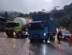 Truk Patah As Hambat Lalu Lintas di Bukit Subang, Polisi Lakukan Pengaturan Arus