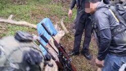 Barang bukti tiga pucuk senjata api dan amunisi yang diamankan.