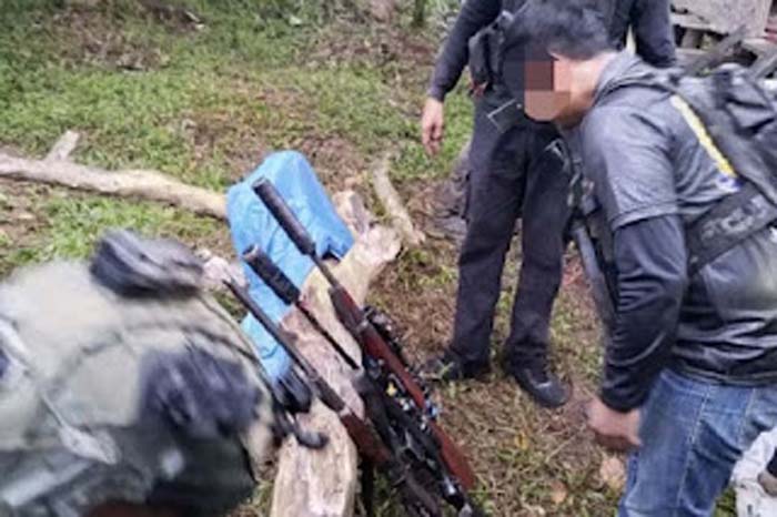 Barang bukti tiga pucuk senjata api dan amunisi yang diamankan.