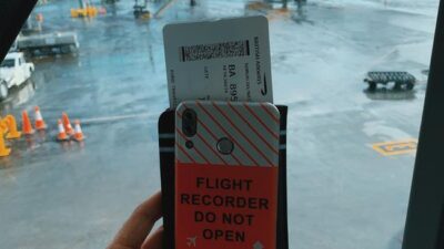 Sebaiknya jangan unggah tiket pesawat dan segala dokumen perjalanan ke media sosial.