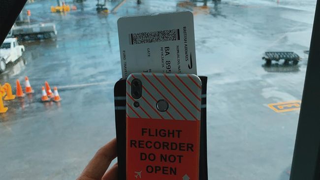 Sebaiknya jangan unggah tiket pesawat dan segala dokumen perjalanan ke media sosial.