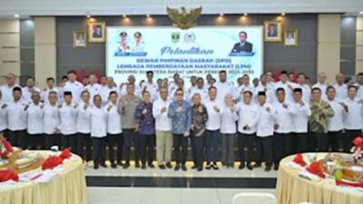 Sekdaprov Sumbar Arry Yuswandi bersama pengurus LPM Sumbar periode 2025-2030 yang beru dilantik.