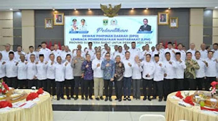 Sekdaprov Sumbar Arry Yuswandi bersama pengurus LPM Sumbar periode 2025-2030 yang beru dilantik.