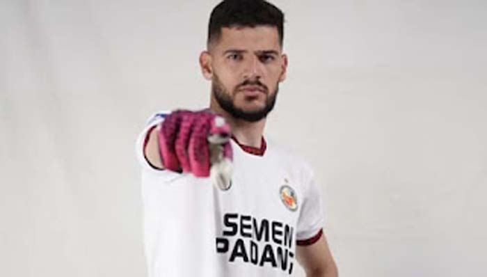 Penjaga gawang asal Brasil, Arthur Augusto Da Silva.