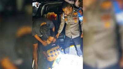 Polisi mengamankan sejumlah paket ganja yang ditemukan dalam bagasi minibus.