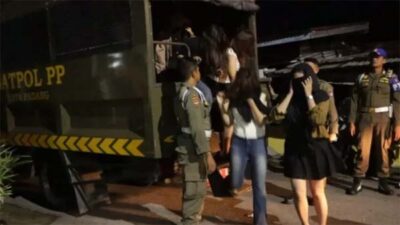 Satpol PP Kota Padang melaksanakan patroli pengawasan rutin