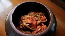 Makan kimchi bagus untuk kesehatan.