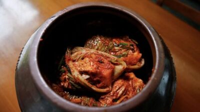 Makan kimchi bagus untuk kesehatan.