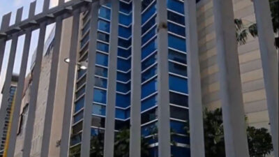 Pagar setinggi tiga meter dipasang sejak awal Juli 2026 di Mal Royal Plaza, Tunjungan Plaza, Pakuwon Mall, dan Pakuwon City Mal.