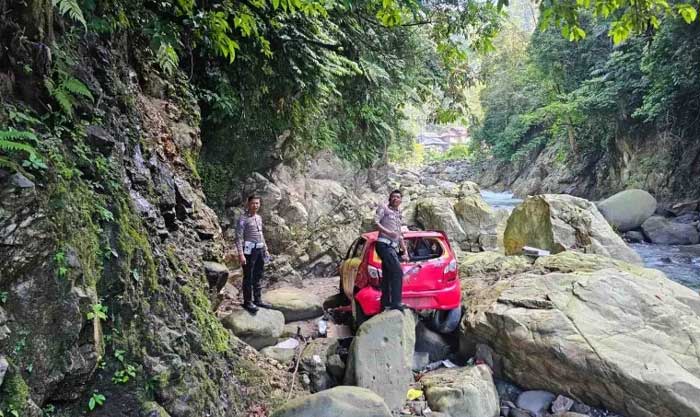 Mobil Ayla jatuh ke jurang sedalam 50 meter di Malibo Anai, Padang Pariaman, Sumatera Barat, Selasa (1/7/2026).