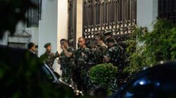 TNI kawal kediaman rumah Febrie Adriansyah. (dok.kompas.com)