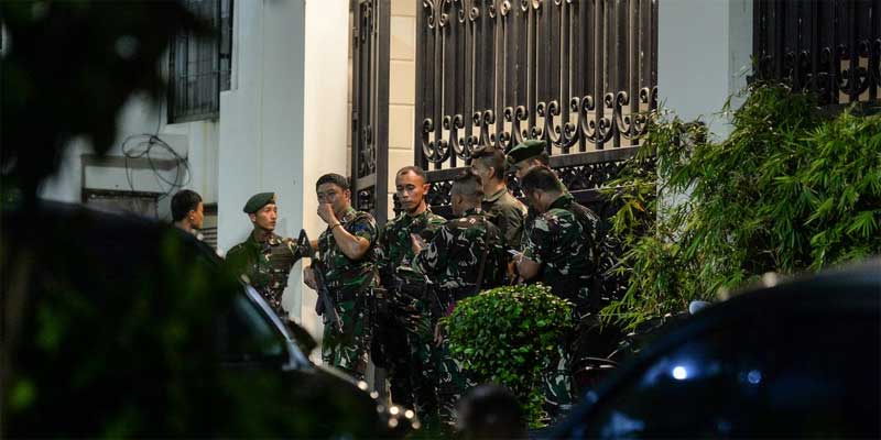 TNI kawal kediaman rumah Febrie Adriansyah. (dok.kompas.com)