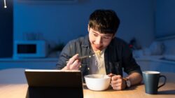 Terdapat beberapa kebiasaan sepele yang ternyata diam-diam merusak organ hati. Ini berasal dari aktivitas sehari-hari yang sering dianggap sepele.