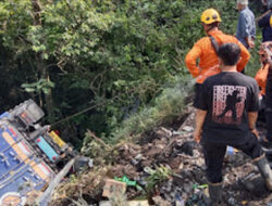 Truk Pendingin Hilang Kendali di Silaing Bawah