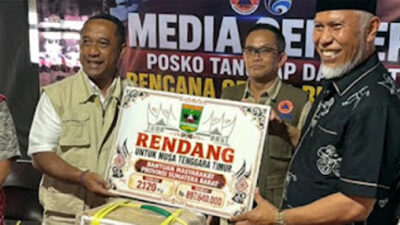 Gubernur Sumbar Mahyeldi Ansharullah menyerahkan bantuan rendang.