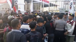 Mahasiswa UIN Imam Bonjol Demo Kejati Sumbar