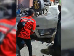 Pikap Terguling Usai Tabrak Motor