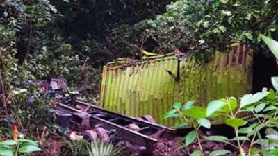 Kondisi salah satu truk yang jatuh ke jurang terlibat kecelakaan beruntun