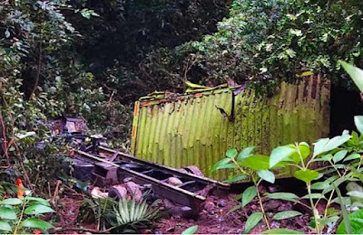 Kondisi salah satu truk yang jatuh ke jurang terlibat kecelakaan beruntun