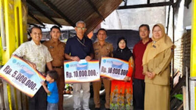 Jajaran Kecamatan Koto Tangah menyalurkan bantuan Pemko Padang