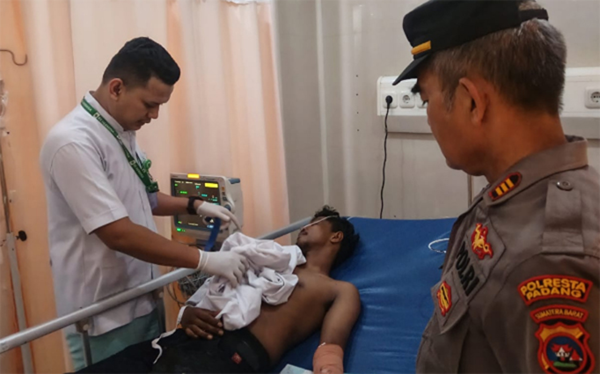 Pria di Padang Diserang Samurai hingga Tangan Terluka