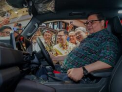 Airlangga Kunjungi Booth Jetour, Intip SUV PHEV T2 i-DM Berteknologi Hybrid