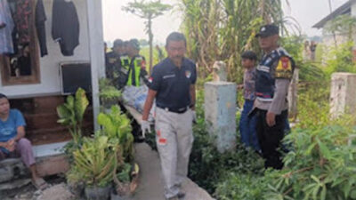 Perempuan ditemukan tewas di pinggir sawah Karawang Timur.