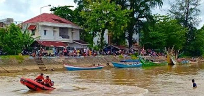 Pencarian Bocah 11 Tahun Hanyut di Sungai Air Tawar Barat Padang.