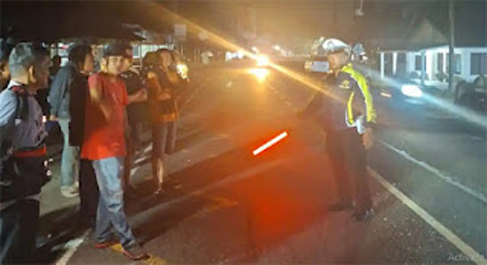 Truk Oleng Hantam 2 Motor di Padang Pariaman.
