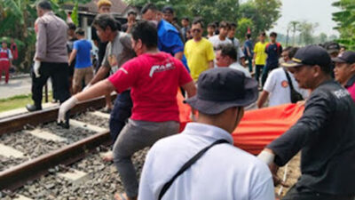 Petugas gabungan mengevakuasi korban yang tewas tertemper KA