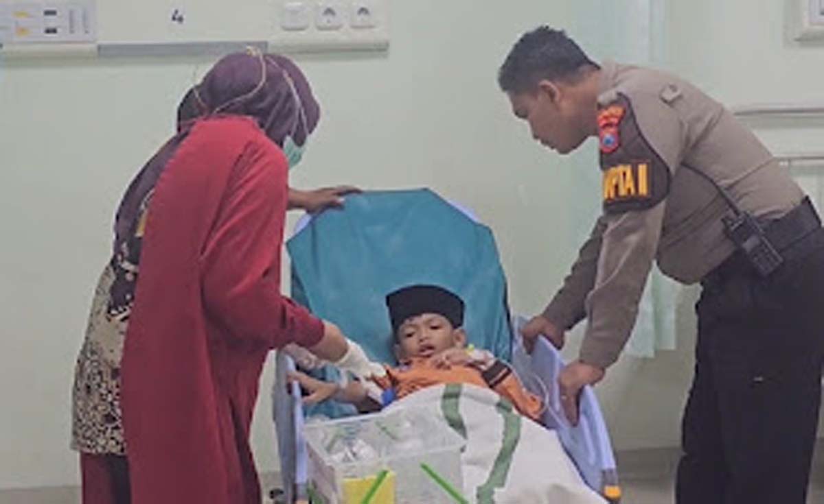 Puluhan siswa SD di Sidoarjo dirawat di rumah sakit diduga keracunan makanan.