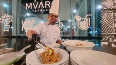 Live cooking pasta di Muaro Terrace, Truntum Hotel Padang.