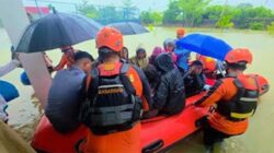 Evakuasi korban banjir.