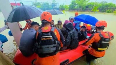 Evakuasi korban banjir.