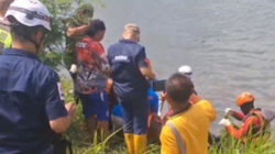 Warga Desa Kedungbocok digegerkan dengan penemuan mayat pria penuh luka di sungai.