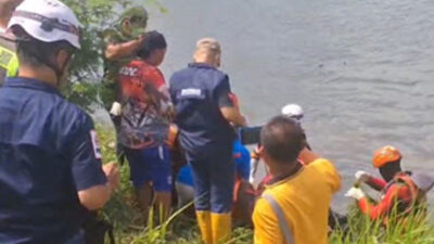 Warga Desa Kedungbocok digegerkan dengan penemuan mayat pria penuh luka di sungai.