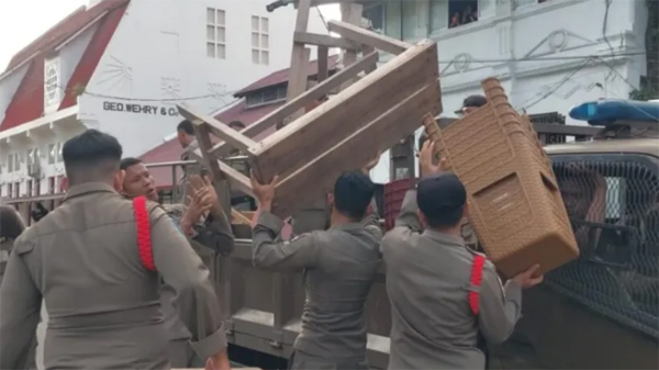 Personel Satpol PP Padang mengamankan sejumlah meja dna kursi milik PKL.