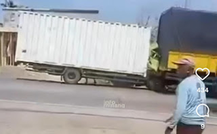 Kecelakaan lalu lintas terjadi di Jalan Lintas Solok-Padang.