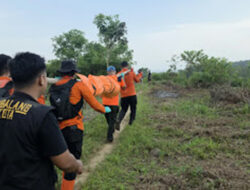 Tim SAR Evakuasi Jasad Pria Tak Dikenal dari Sungai Bangek Padang