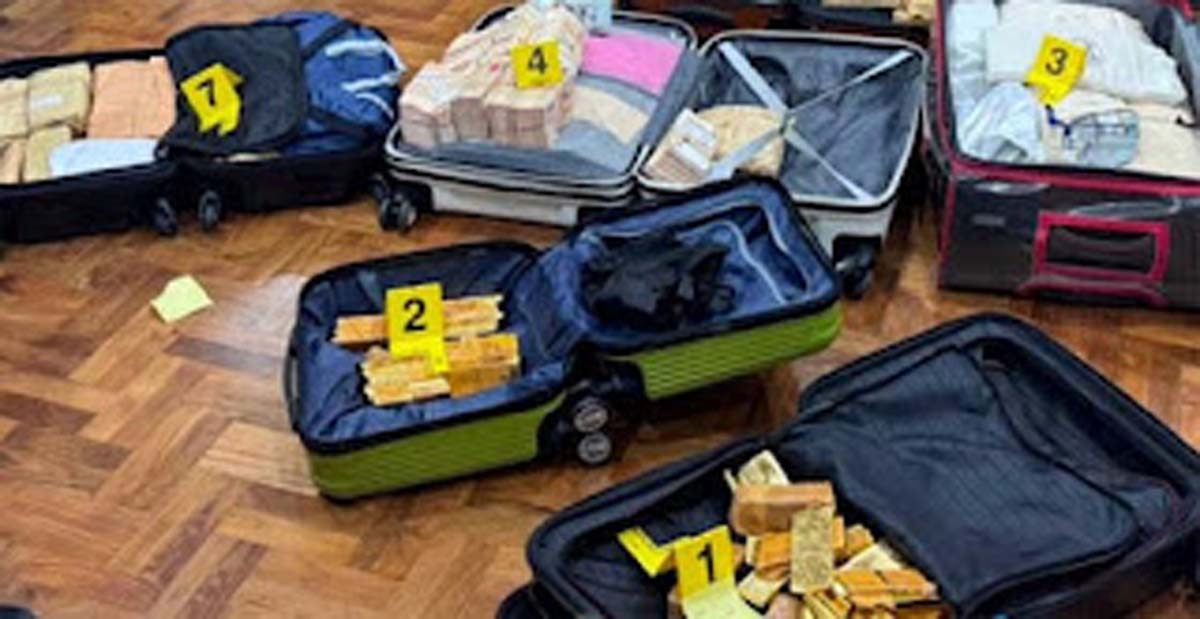 Jakarta - Kejaksaan Agung (Kejagung) memastikan akan mengungkap pihak yang memiliki emas seberat 74 kilogram yang disita dari sebuah rumah di kawasan Sentul, Kabupaten Bogor, Jawa Barat. Rumah tersebut diketahui terkait dengan mantan Jaksa Agung Muda Tindak Pidana Khusus (Jampidsus), Febrie Adriansyah. Kepala Pusat Penerangan Hukum (Kapuspenkum) Kejagung, Anang Supriatna, mengatakan proses pembuktian mengenai kepemilikan emas itu akan disampaikan dalam persidangan. Hingga kini, penyidik masih terus menelusuri asal-usul dan pemilik barang bukti tersebut. "Kepemilikan emas itu nantinya akan dibuktikan melalui proses persidangan," ujar Anang saat dikonfirmasi wartawan, Selasa (4/8/2026). Anang menegaskan Kejagung telah memberikan informasi kepada publik secara terbuka terkait perkembangan perkara tersebut. Meski demikian, ada sejumlah hal yang belum dapat dipublikasikan karena masih menjadi bagian dari proses penyidikan yang sedang berjalan. Menurutnya, keterbukaan informasi tetap dilakukan tanpa mengganggu kelancaran penyidikan maupun upaya pengumpulan alat bukti. Saat ini, Tim 9 penyidik Kejagung masih memeriksa sejumlah saksi serta mengumpulkan berbagai alat bukti dan barang bukti untuk memperkuat konstruksi perkara. Penyidik juga mendalami kepemilikan emas dan sejumlah uang yang sebelumnya disita oleh Korps Pemberantasan Tindak Pidana Korupsi (Kortas Tipikor) Polri. Anang memastikan seluruh proses penyidikan dilakukan secara profesional, transparan, dan sesuai dengan ketentuan hukum yang berlaku. Sebelumnya, Febrie Adriansyah ditahan setelah menjalani pemeriksaan di Gedung Kejaksaan Agung, Jakarta, pada Jumat (24/7/2026) malam. Ia bersama seorang pihak swasta bernama Don Ritto telah ditetapkan sebagai tersangka dalam perkara dugaan korupsi dan tindak pidana pencucian uang (TPPU). Kasus tersebut awalnya ditangani oleh Kortas Tipikor Polri bersama Direktorat Reserse Kriminal Khusus Polda Metro Jaya sebelum akhirnya dilimpahkan kepada Kejaksaan Agung. Dalam proses penyidikan, aparat kepolisian menggeledah sejumlah lokasi yang berkaitan dengan perkara tersebut, termasuk rumah di kawasan Sentul yang dikaitkan dengan Febrie Adriansyah. Dari lokasi itu, penyidik menyita emas seberat 74 kilogram serta uang tunai dalam berbagai mata uang, yakni dolar Singapura, dolar Amerika Serikat, dan rupiah. Total nilai seluruh barang bukti diperkirakan mencapai Rp476 miliar. Belakangan diketahui, rumah tersebut disebut-sebut telah dimanfaatkan oleh Don Ritto sebagai kantor operasional sebuah yayasan yang bergerak di bidang dakwah dan pendidikan Islam.(des*)