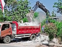 Kecewa Suami Selingkuh, Istri Bongkar Rumah